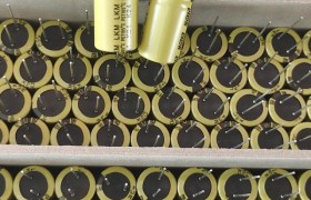高纹波电流应对策略：铝电解电容选型的工业实践路径